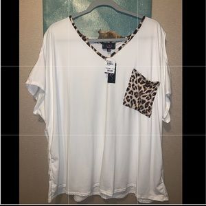 The brand is discreet, size 2x, only have 1